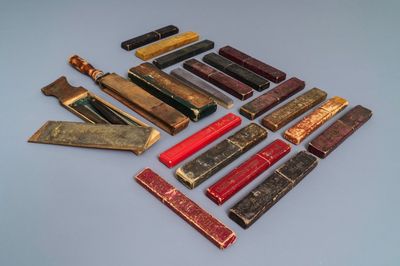 Quinze rasoirs dans leur boîtes et quelques outils de coiffeur, 20ème