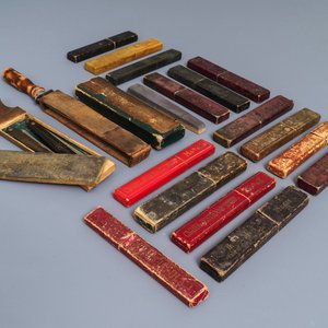 Quinze rasoirs dans leur boîtes et quelques outils de coiffeur, 20ème — photo 1