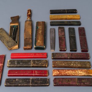 Quinze rasoirs dans leur boîtes et quelques outils de coiffeur, 20ème — photo 2