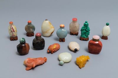 Quinze tabatières en jade, agate, malachite et autres pierres, 18/20ème