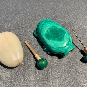 Quinze tabatières en jade, agate, malachite et autres pierres, 18/20ème — photo 24