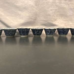 Quinze tasses et dix-neuf soucoupes en porcelaine de Chine bleu et blanc, Kangxi — photo 11