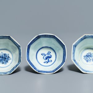 Quinze tasses et dix-neuf soucoupes en porcelaine de Chine bleu et blanc, Kangxi — photo 5