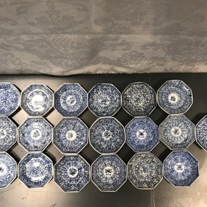 Quinze tasses et dix-neuf soucoupes en porcelaine de Chine bleu et blanc, Kangxi — photo 9