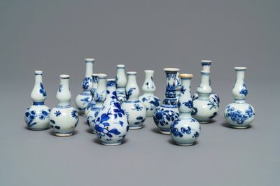 Quinze vases miniatures en porcelaine de Chine bleu et blanc, Kangxi