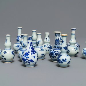 Quinze vases miniatures en porcelaine de Chine bleu et blanc, Kangxi — photo 1