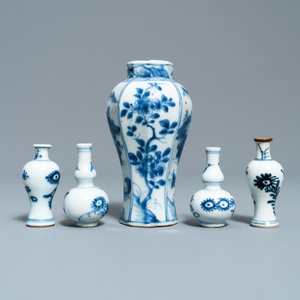 Quinze vases miniatures en porcelaine de Chine, la plupart en bleu et blanc, Kangxi — photo 17