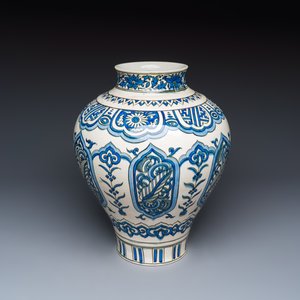 An unusual large Samson Safavid-style black, blue and white vase — 照片 1