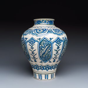 An unusual large Samson Safavid-style black, blue and white vase — 照片 2