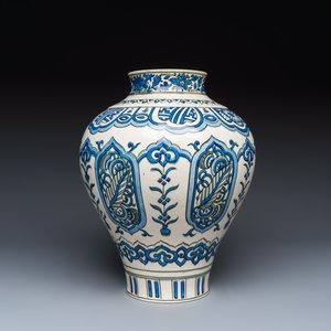 An unusual large Samson Safavid-style black, blue and white vase — 照片 3