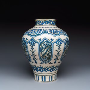 An unusual large Samson Safavid-style black, blue and white vase — 照片 4
