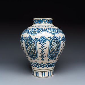 An unusual large Samson Safavid-style black, blue and white vase — 照片 5