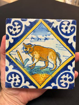 A rare Dutch Delft maiolica 'diamond' tile with a leopard — foto 2