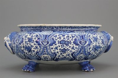 Rafraichissoir à vin à 4 pieds en faïence de Delft, décor bleu et blanc, Adrianus Cockx, fin 17e