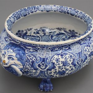 Rafraichissoir à vin à 4 pieds en faïence de Delft, décor bleu et blanc, Adrianus Cockx, fin 17e — photo 2