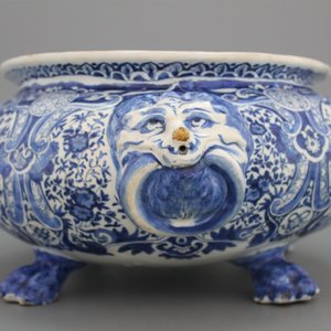 Rafraichissoir à vin à 4 pieds en faïence de Delft, décor bleu et blanc, Adrianus Cockx, fin 17e — photo 3