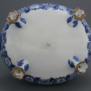 Rafraichissoir à vin à 4 pieds en faïence de Delft, décor bleu et blanc, Adrianus Cockx, fin 17e — photo 5