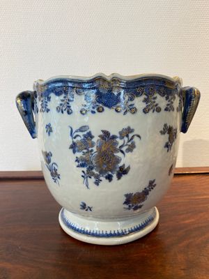 Rafraichissoir en porcelaine de Chine en bleu et blanc aux rehauts en dorure, Qianlong — photo 1