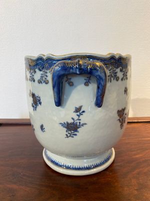 Rafraichissoir en porcelaine de Chine en bleu et blanc aux rehauts en dorure, Qianlong — photo 2