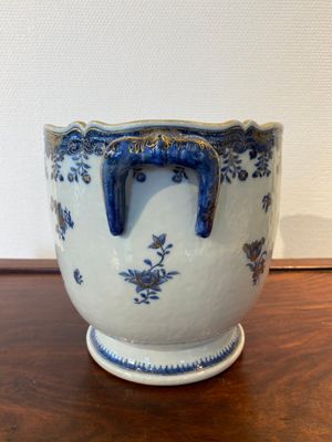 Rafraichissoir en porcelaine de Chine en bleu et blanc aux rehauts en dorure, Qianlong — photo 4