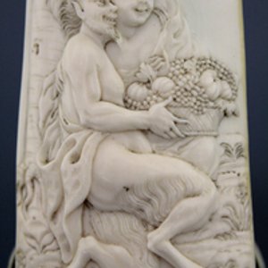 Râpe à tabac en ivoire sculpté avec Satyr et une nymphe, Dieppe, début 18e — photo 2