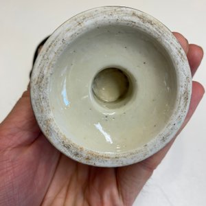 Rare aiguière en porcelaine de Chine à décor de musiciens ottomans sur fond noir, Qianlong — photo 13