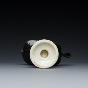 Rare aiguière en porcelaine de Chine à décor de musiciens ottomans sur fond noir, Qianlong — photo 7