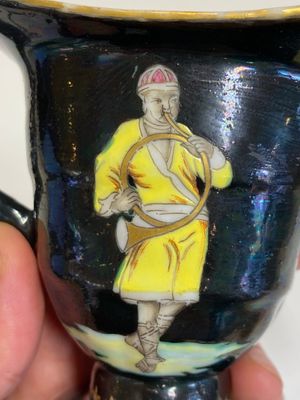 Rare aiguière en porcelaine de Chine à décor de musiciens ottomans sur fond noire, Qianlong — photo 9