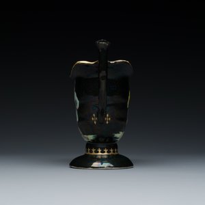 Rare aiguière en porcelaine de Chine à décor de musiciens ottomans sur fond noire, Qianlong — photo 3