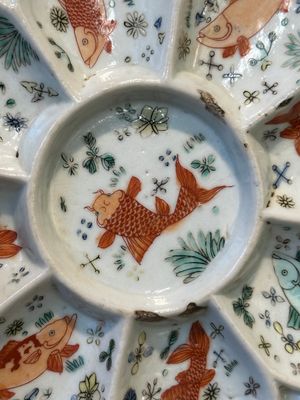 Rare assiette à mendiants en porcelaine de Chine wucai à décor de poisson, Kangxi — photo 2