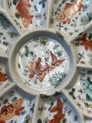 Rare assiette à mendiants en porcelaine de Chine wucai à décor de poisson, Kangxi — photo 3