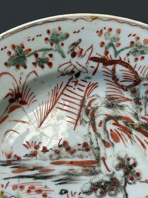 Rare assiette en porcelaine de Chine en grisaille surdécoré aux Pays-Bas, Qianlong — photo 2