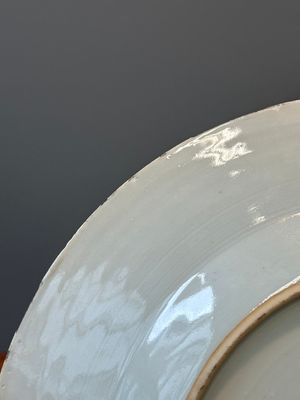 Rare assiette en porcelaine de Chine en grisaille surdécoré aux Pays-Bas, Qianlong — photo 6