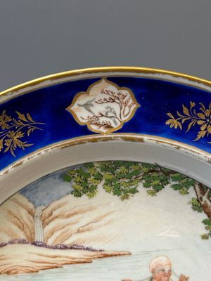 Rare assiette en porcelaine de Chine famille rose de Canton à bordure bleue, 19ème — photo 4