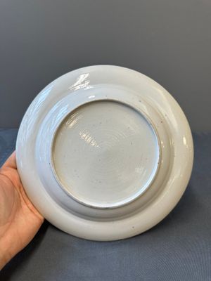 Rare assiette en porcelaine de Chine famille rose de Canton à bordure bleue, 19ème — photo 6
