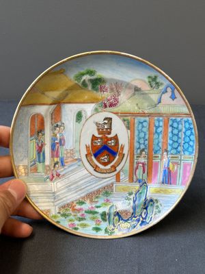 Rare assiette en porcelaine de Chine famille rose de Canton aux armes de Wight ou Bradley, 19ème — photo 1