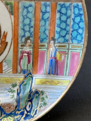 Rare assiette en porcelaine de Chine famille rose de Canton aux armes de Wight ou Bradley, 19ème — photo 4