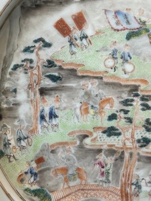 Rare assiette en porcelaine de Chine famille rose de Canton représentant un fonctionnaire voyageant le long de la rivière des Perles, Qianlong — photo 2