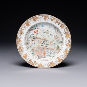 Rare assiette en porcelaine de Chine famille rose de Canton représentant un fonctionnaire voyageant le long de la rivière des Perles, Qianlong — photo 1