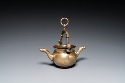 Rare bassin à eau de type 'lavabo' aux têtes de femmes en bronze, Flandres, 1ère moitié du 15ème
