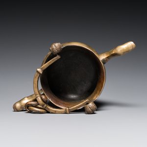 Rare bassin à eau de type 'lavabo' aux têtes de femmes en bronze, Flandres, 1ère moitié du 15ème — photo 7