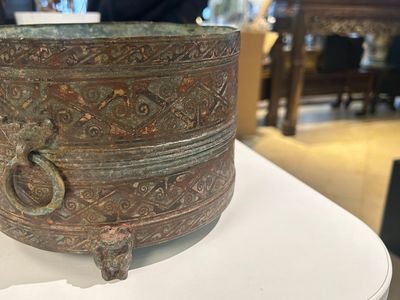 Rare boîte à cosmétiques couvert archaïque de type 'lian' en bronze incrusté d'argent, Chine,  Han occidental — photo 32