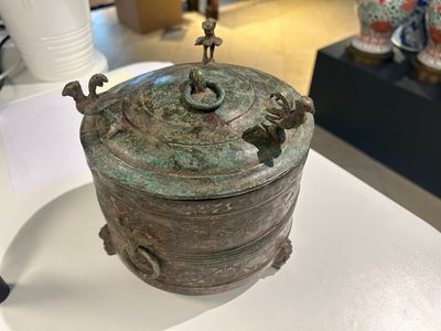 Rare boîte à cosmétiques couvert archaïque de type 'lian' en bronze incrusté d'argent, Chine,  Han occidental — photo 47