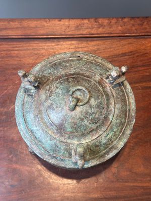 Rare boîte à cosmétiques couvert archaïque de type 'lian' en bronze incrusté d'argent, Chine,  Han occidental — photo 5