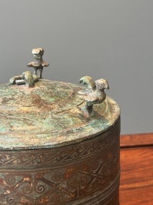 Rare boîte à cosmétiques couvert archaïque de type 'lian' en bronze incrusté d'argent, Chine,  Han occidental — photo 6
