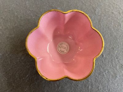 Rare bol en émaux de Canton à fond pourpre, marque Shou 寿, Yongzheng/Qianlong — photo 1