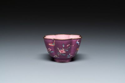 Rare bol en émaux de Canton à fond pourpre, marque Shou 寿, Yongzheng/Qianlong