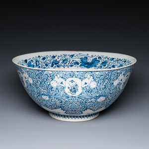 Rare bol en faïence de Delft en bleu et blanc à décor de grotesques dans le style de Daniel Marot, daté 1720 — photo 1