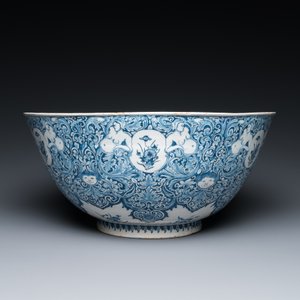 Rare bol en faïence de Delft en bleu et blanc à décor de grotesques dans le style de Daniel Marot, daté 1720 — photo 3