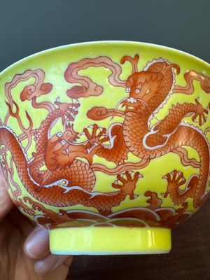 Rare bol en porcelaine de Chine à décor de dragons en rouge de fer sur fond jaune, marque et époque de Qianlong — photo 6